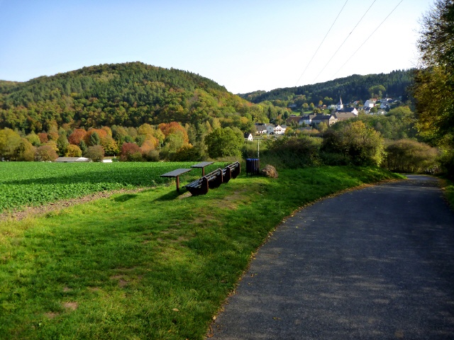 Ruruferradweg mit Blick auf den Ort Hausen